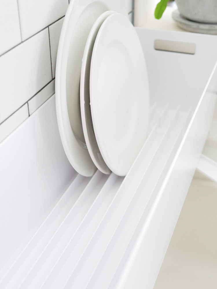 towerスリム水切りバスケットがキッチンの棚に置かれている