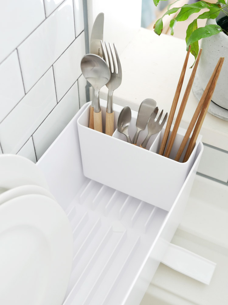 タワーのスリム水切りバスケットがシンクに置かれている