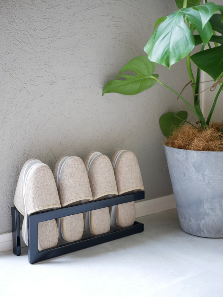 スチール製LINEスリッパラックにスリッパ4足収納