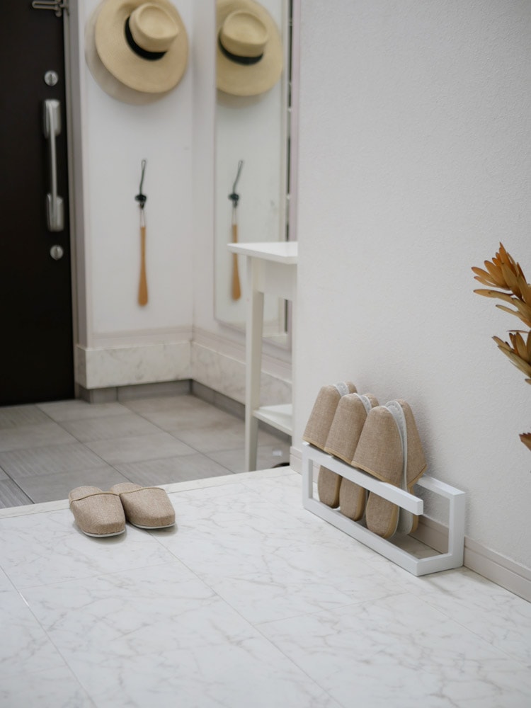 Lineブランドのスチール製スリッパラック、約4足収納