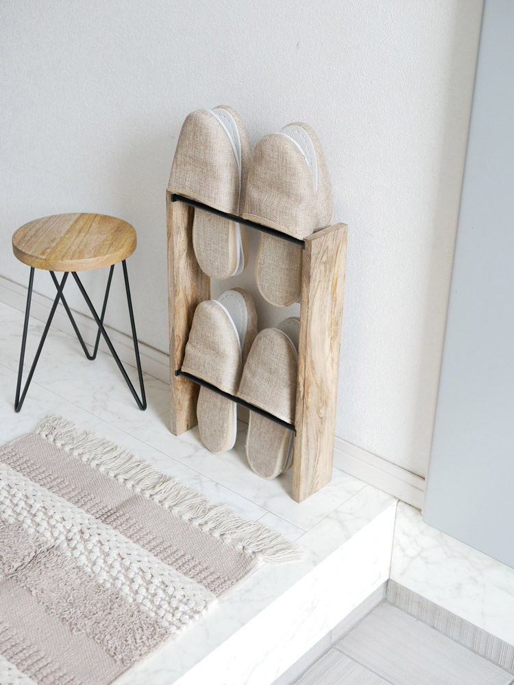 ポッシュリビングのアイアンと木製スリッパラック、リビングに設置