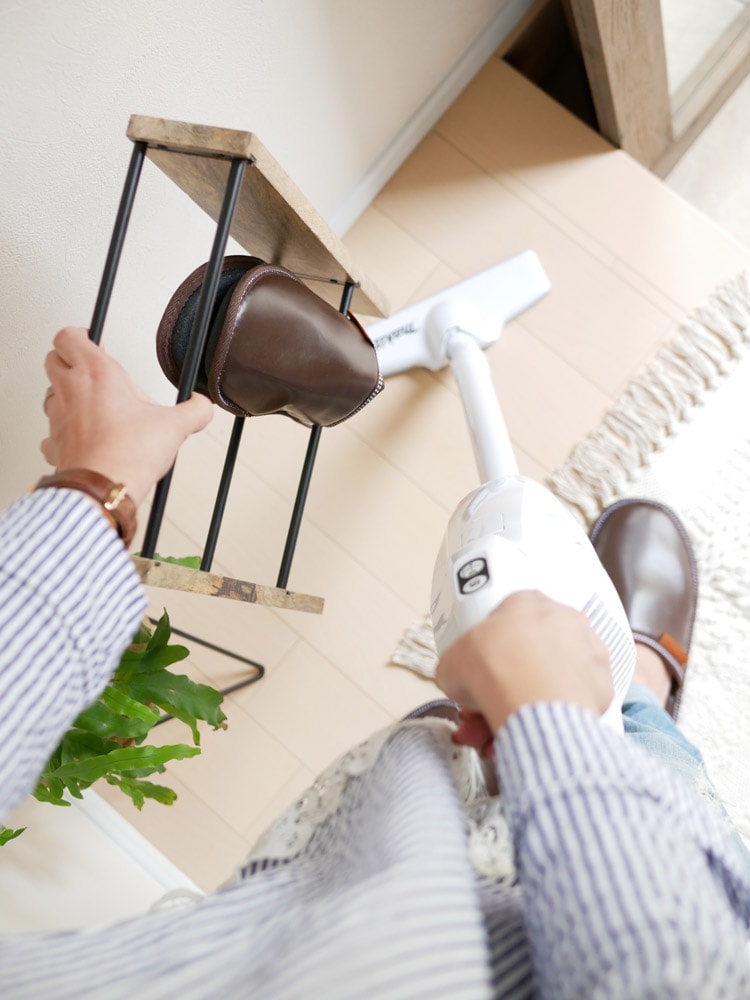 ポッシュリビングのアイアンと木製スリッパラック、4足収納可