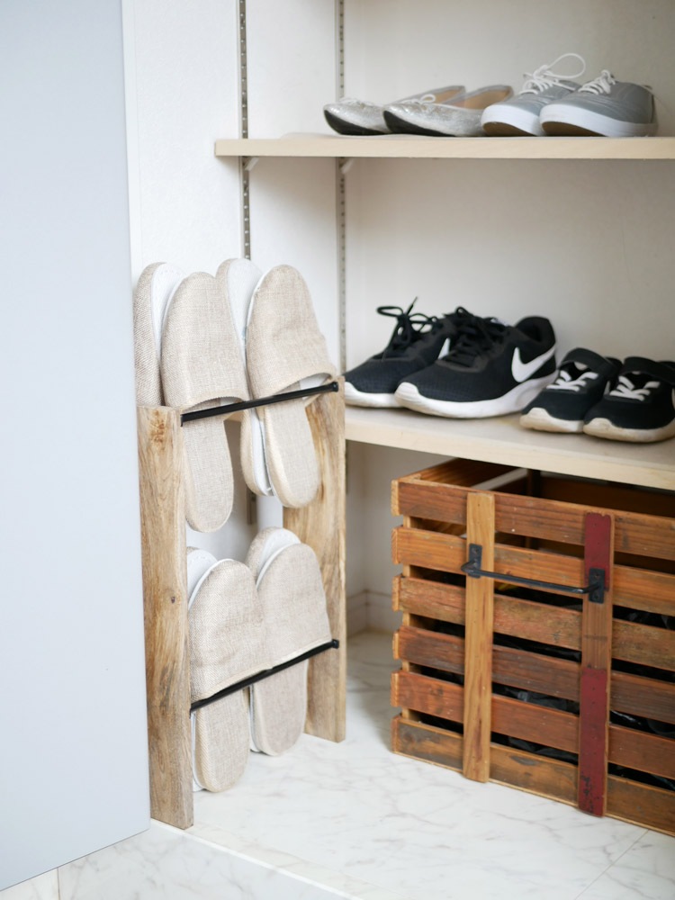 POSH LIVINGのアイアンとマンゴーウッド製スリッパラック、最大4足収納