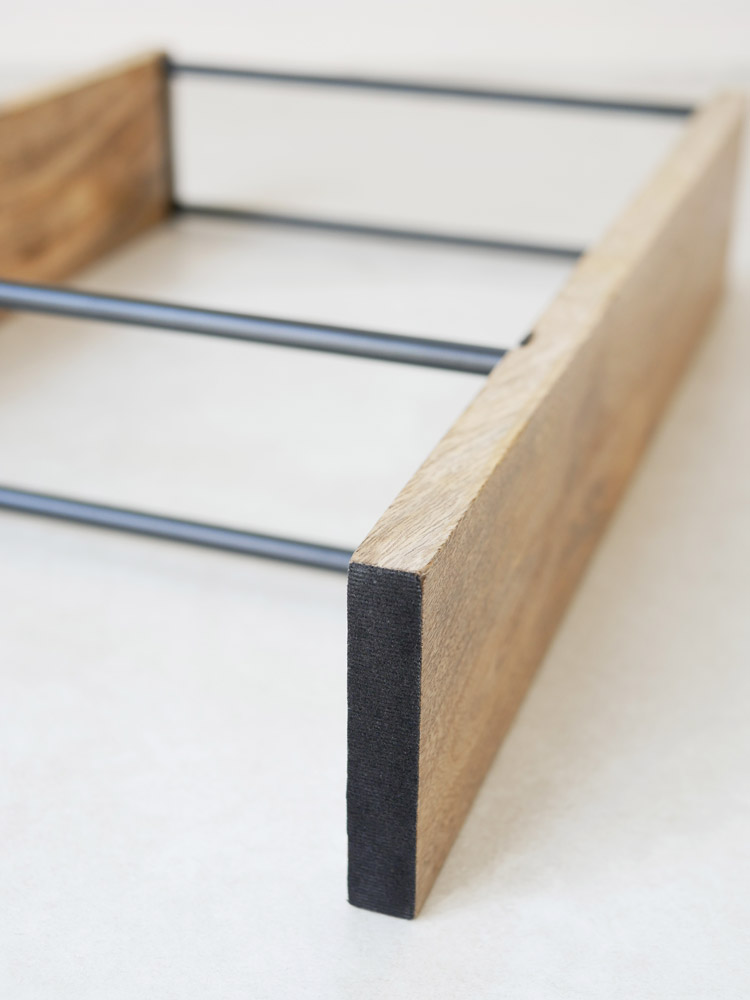 アイアンとマンゴーウッド製のスリッパラック