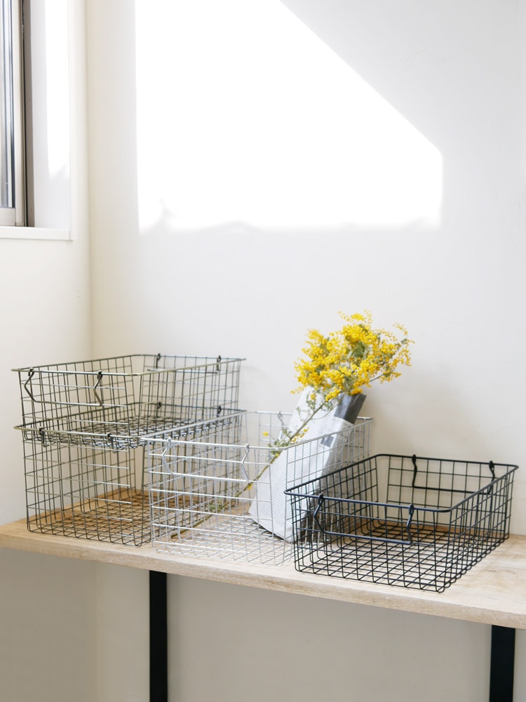収納棚に置かれたPOSH LIVINGのアイアンバスケット