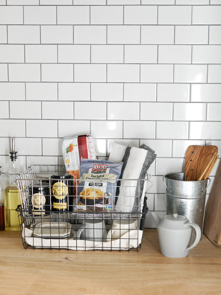 キッチン棚に置かれたPOSH LIVINGのアイアンスタッキングバスケット