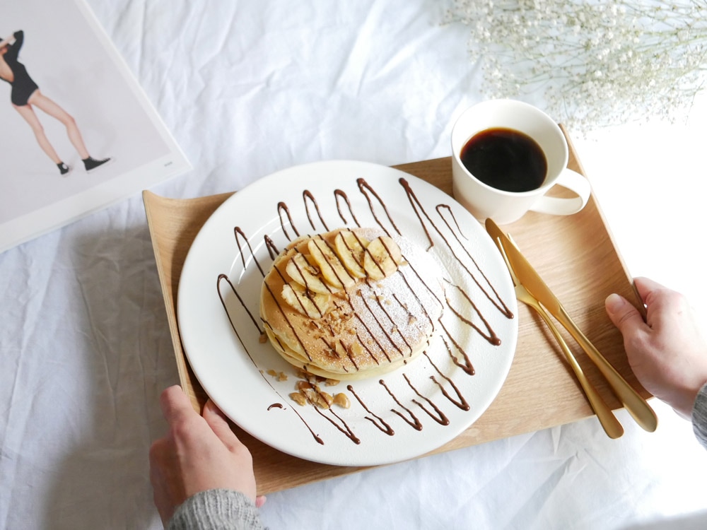 キントーのノンスリップカーブトレイにのったパンケーキと食器