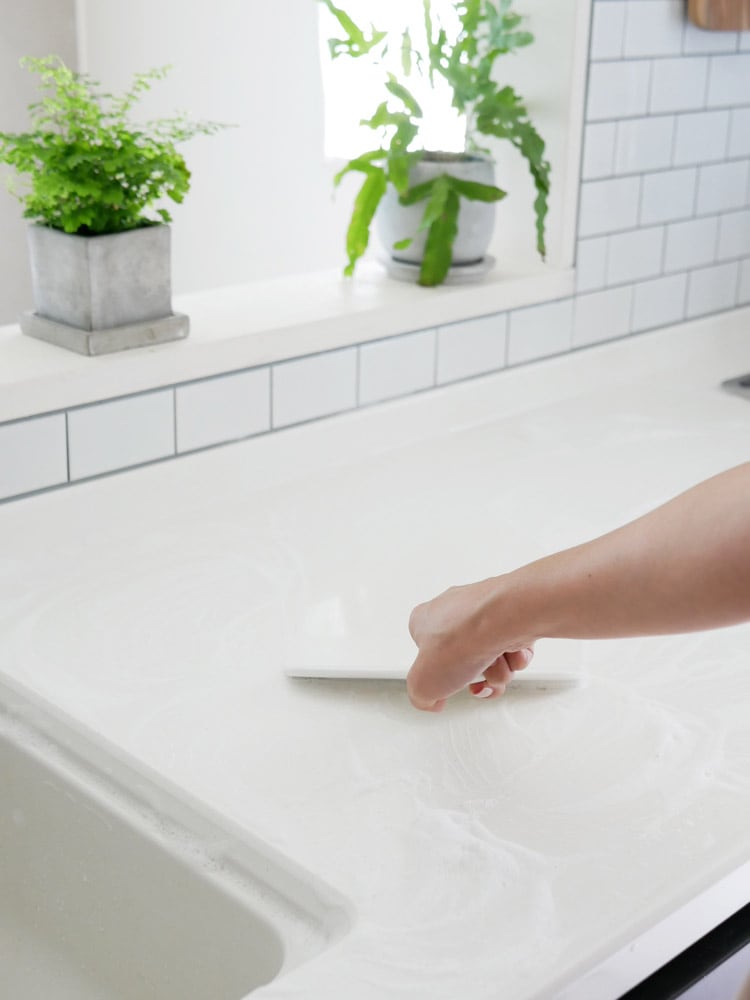 マーナのスキージーがキッチンシンク上に配置されている