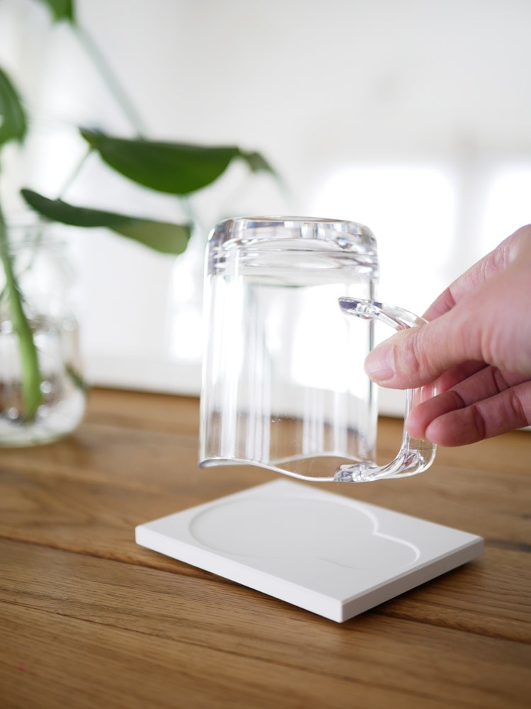 スタンド付きマグカップと歯ブラシ