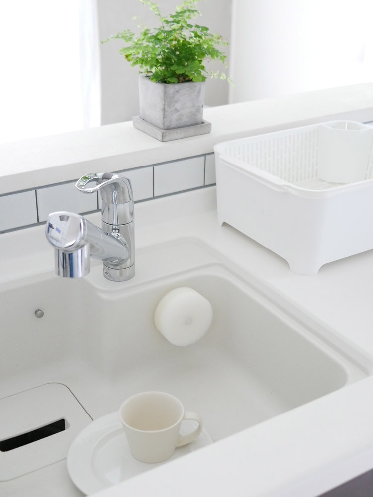 キッチンシンクに吸盤付きマーナスポンジ