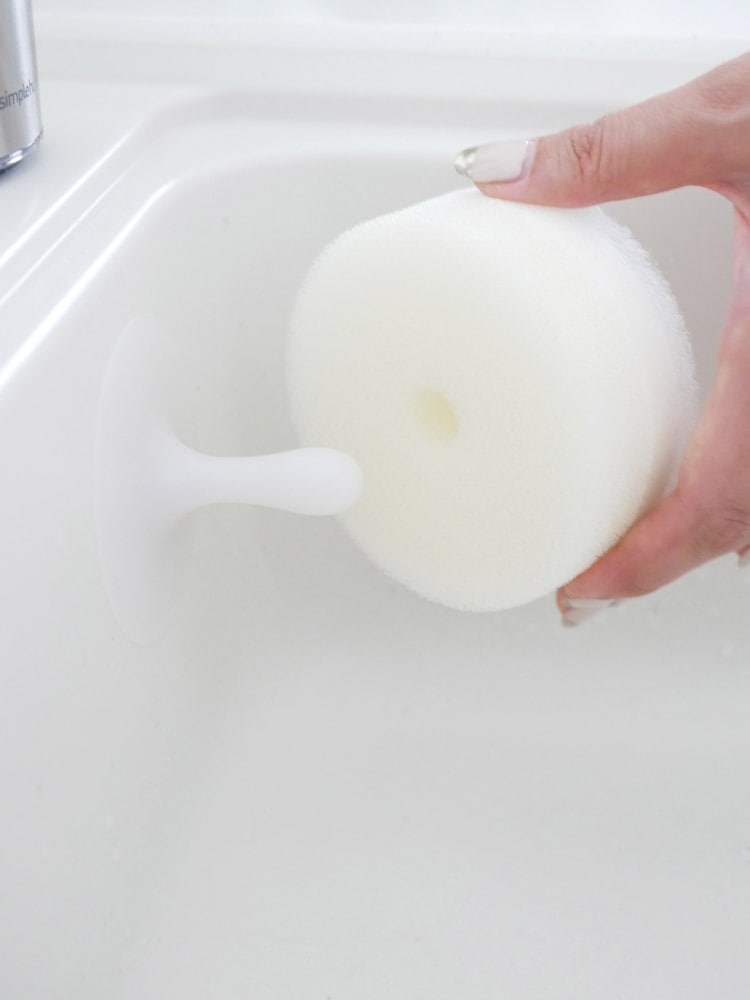 マーナPOCOキッチンスポンジがシンクに吸盤で固定されている様子