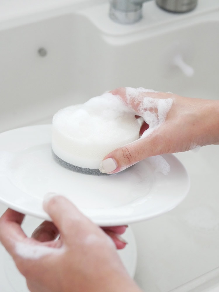 シンクに取り付けられたPOCOキッチンスポンジ