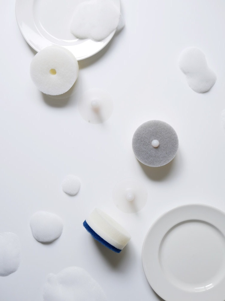 陶器の皿の上にマーナの吸盤スポンジが配置されています