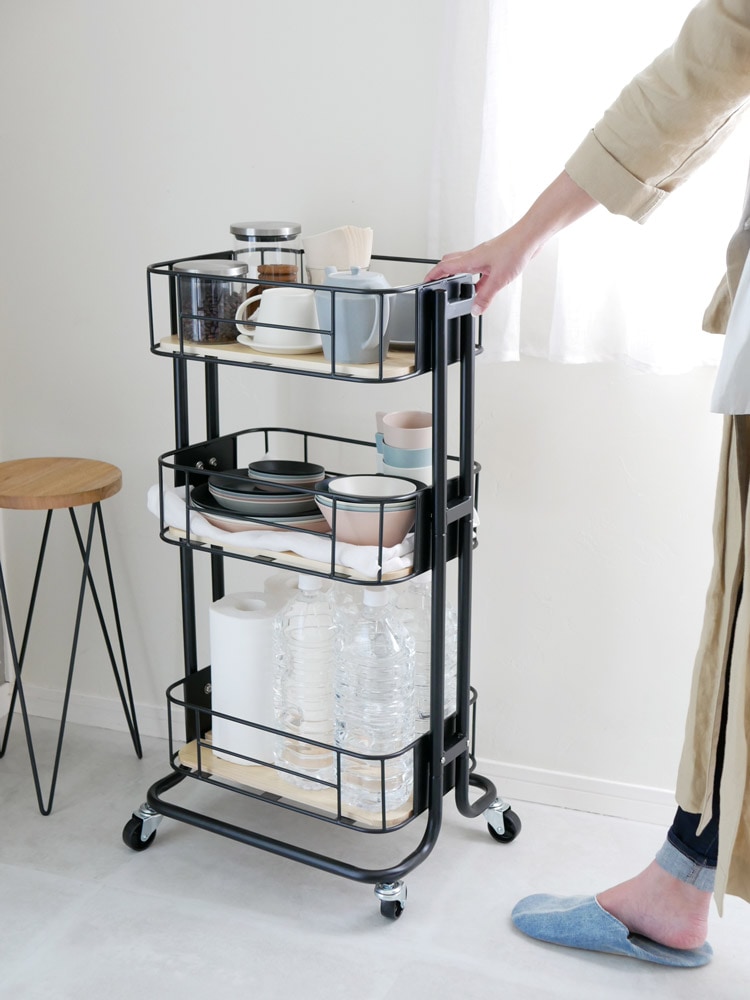 ビーワイケージのキッチンワゴンに家電と観葉植物を配置