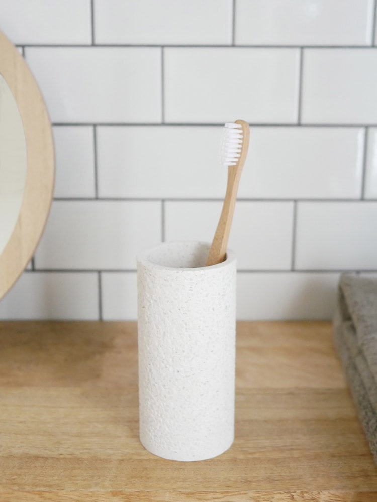 soilブランドの珪藻土製トゥースブラッシュスタンドで歯ブラシを収納