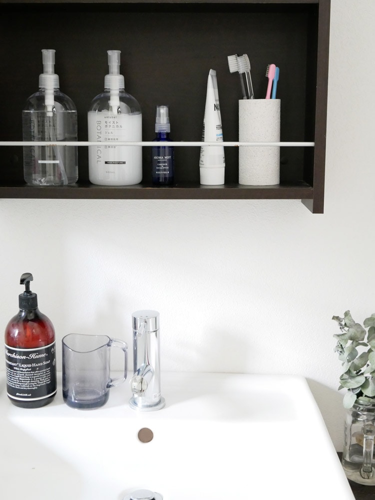 珪藻土製のトゥースブラッシュスタンドがバスルームの棚に置かれている