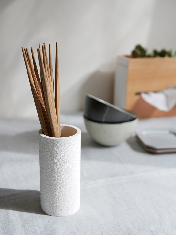 珪藻土製の円柱型トゥースブラッシュスタンド