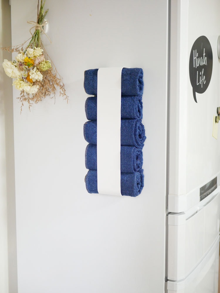 YAMAZAKIのスチール製マグネットバスタオルホルダー、高さ40cmで約4枚のバスタオルを収納