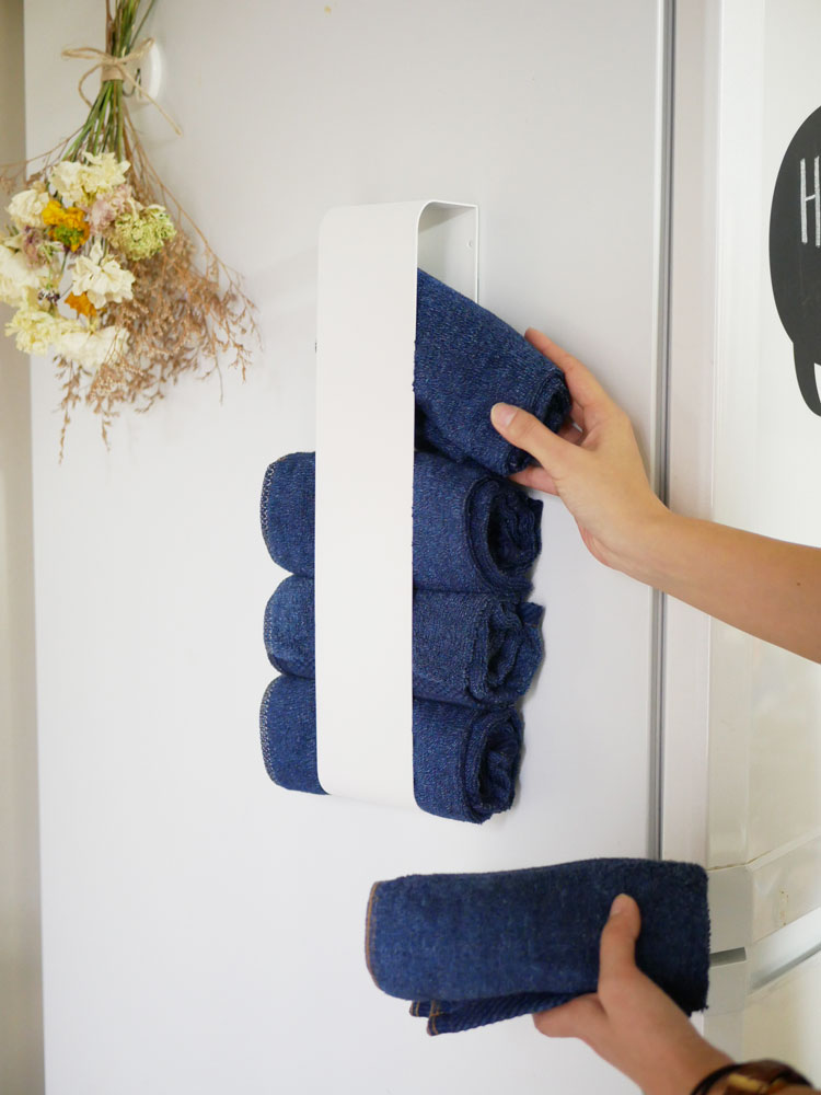 YAMAZAKIのマグネットバスタオルホルダーに4枚のバスタオルが掛けられているバスルームの様子