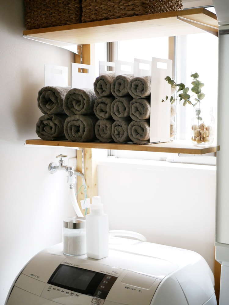 タワー連結タオル収納ラックにタオルが整然と収納されている