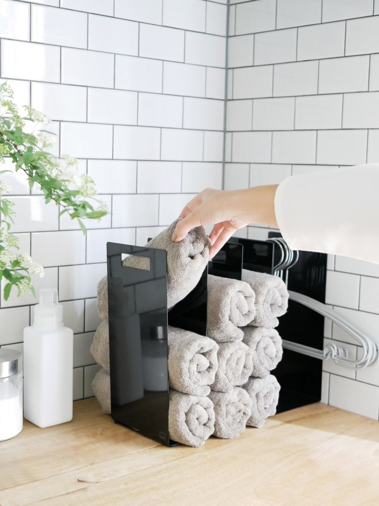 タワー連結タオル収納ラックが置かれた浴室