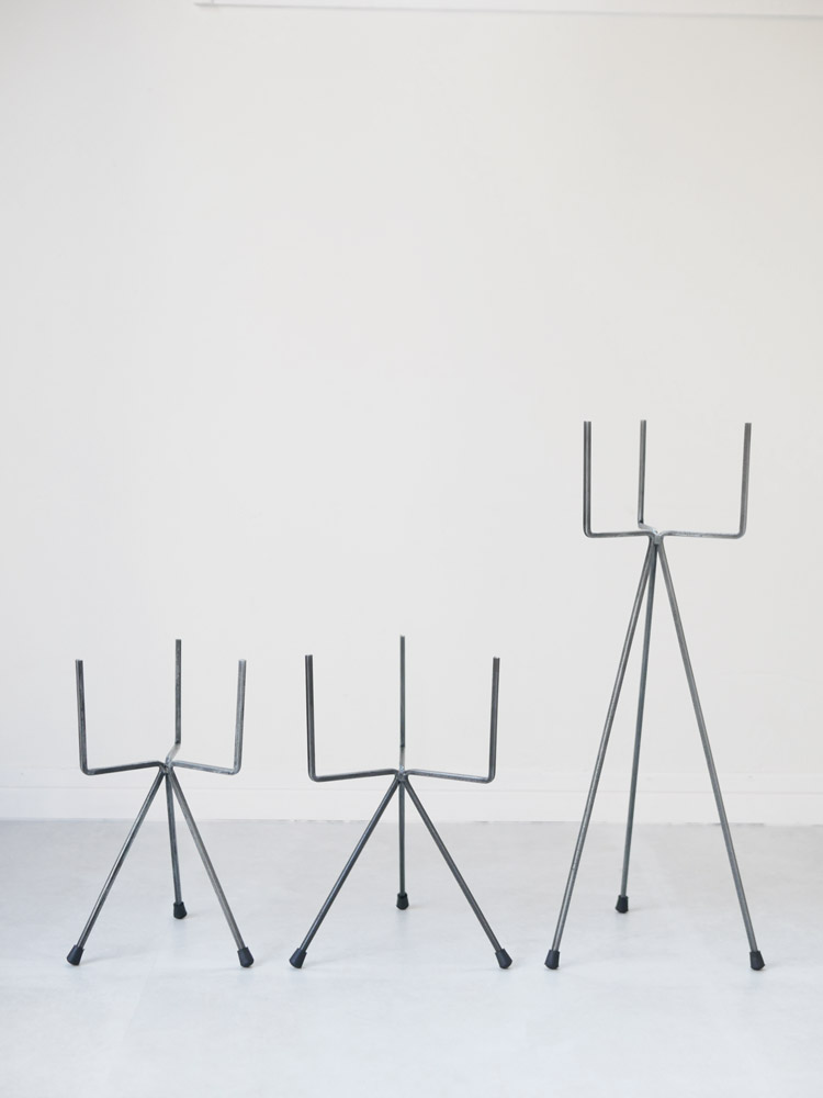 ポッシュリビングのグレーアイアントライポッドスタンド