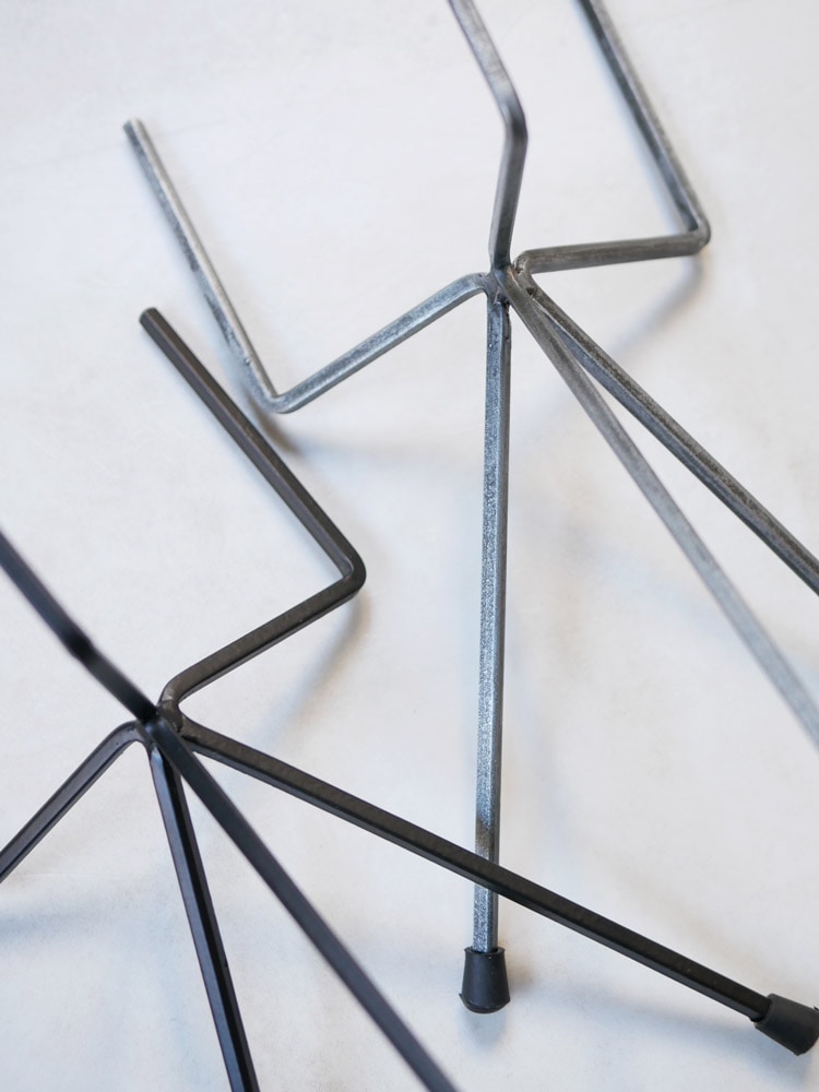 ポッシュリビングのシルバー三脚型アイアンスタンド