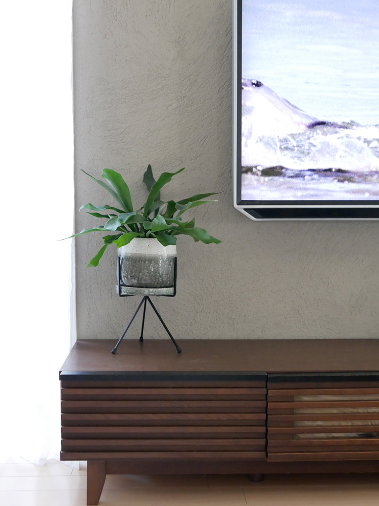 POSH LIVINGのアイアン製トライポッドスタンド、滑り止めゴム付き