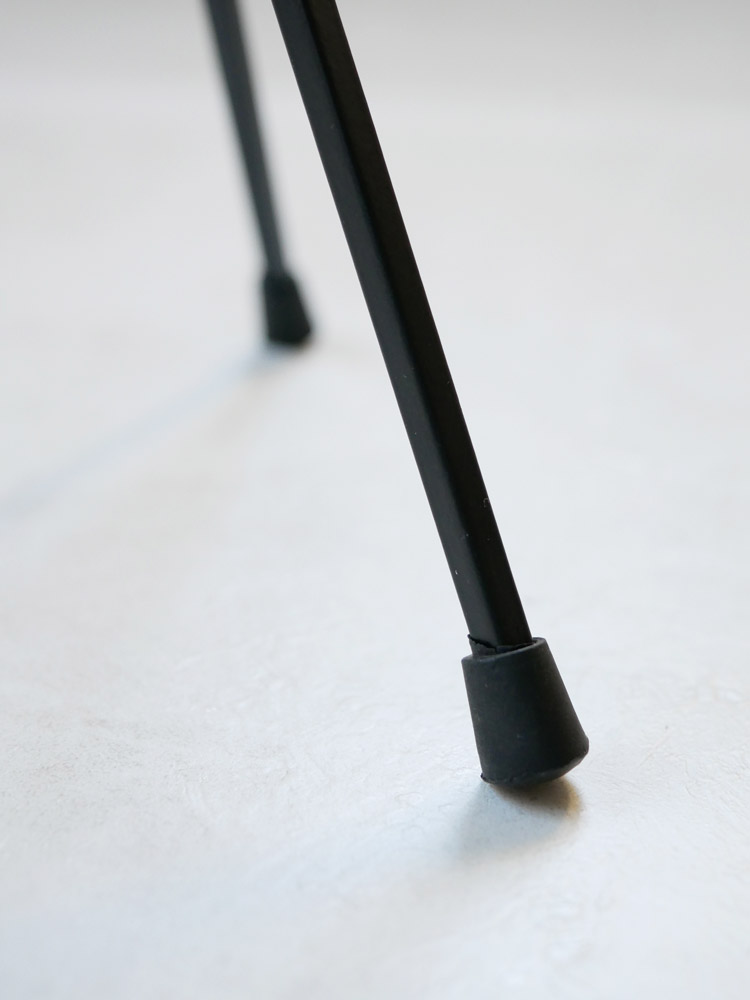 ポッシュリビングのアイアン製トライポッドスタンド