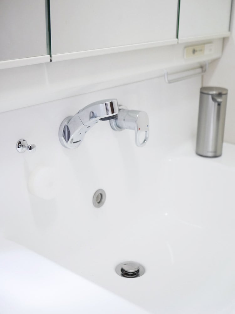 マーナPOCO吸盤付き洗面スポンジが洗面台に固定されています