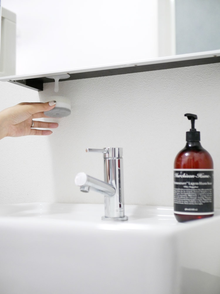 マーナPOCO吸盤付き洗面スポンジを洗面台に設置