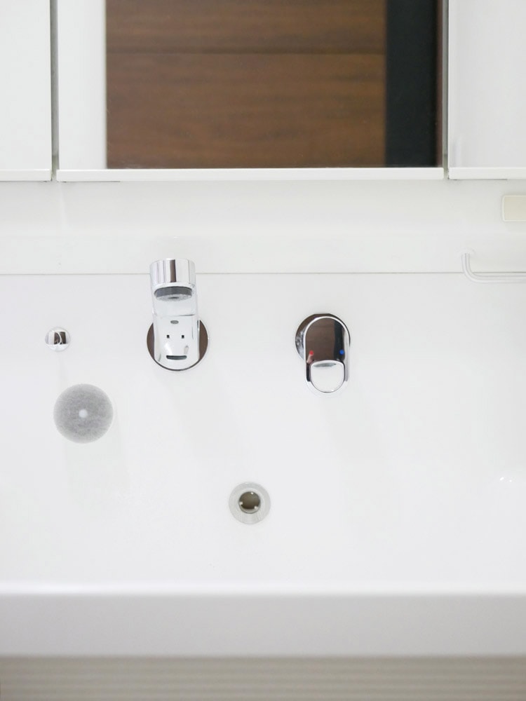 マーナPOCO吸盤付き白洗面スポンジが洗面台に設置