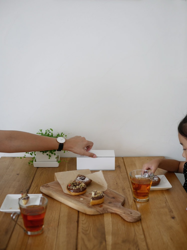 YAMAZAKI Veilウェットティッシュケースをテーブルに配置