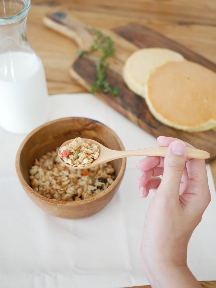 SALUSの白木カトラリーセット、コーヒースプーンとデザートフォークが木製のテーブル上に美しく配置されている