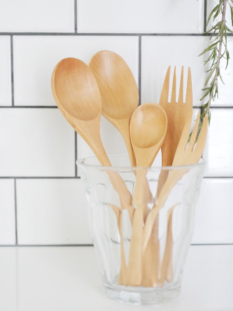 SALUSブランドの白木カトラリーセット。天然木製のコーヒースプーン（130mm）とデザートフォーク（175mm）が並んでいるキッチン用食器。