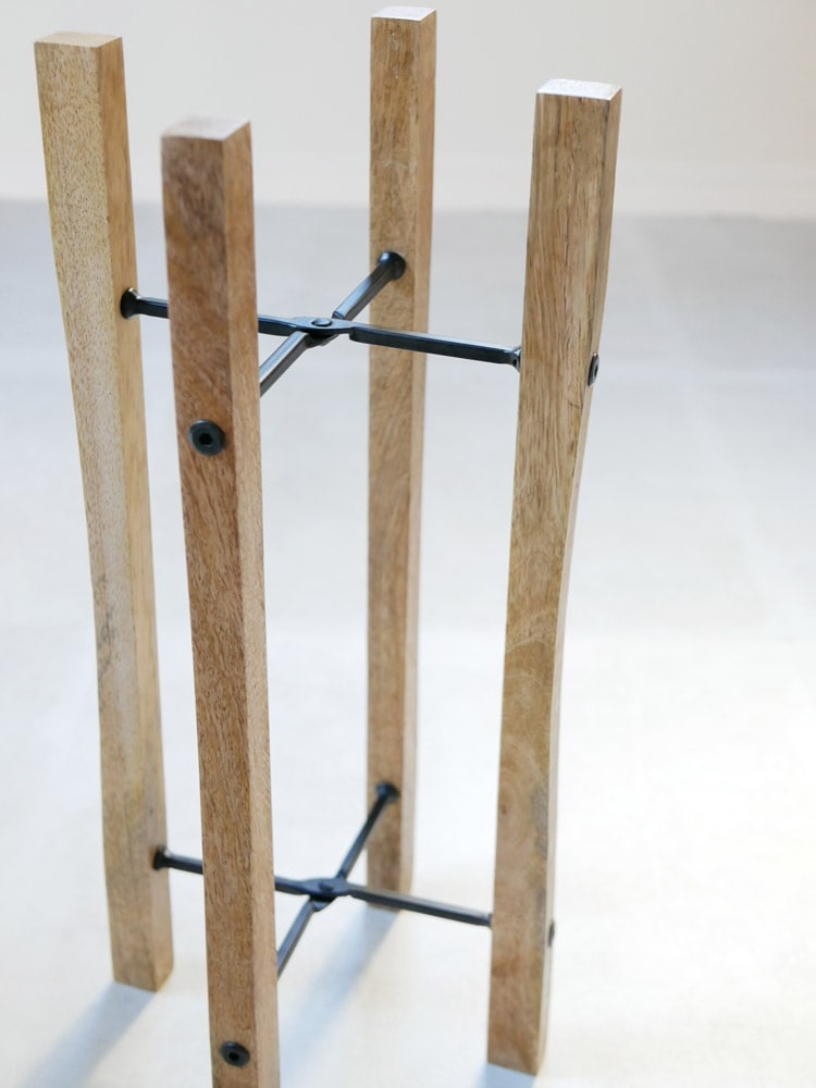 POSH LIVINGのマンゴーウッドとアイアン製折りたたみポットスタンド