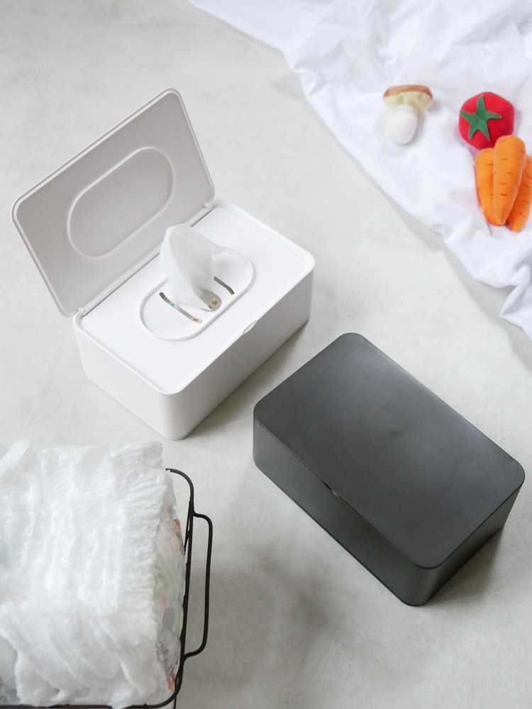 SMART（ヤマザキ）ブランドのプラスチック製おしり拭きケース。サイズ約19×12×7.5cmで横置きタイプのウェットティッシュ袋に対応