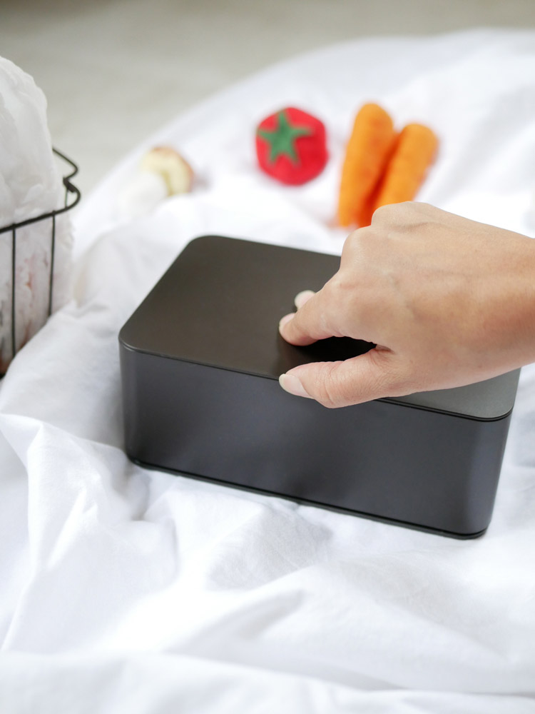 スマート（YAMAZAKI）製の蓋付きプラスチックおしり拭きケース。横置きタイプで使いやすいデザイン。