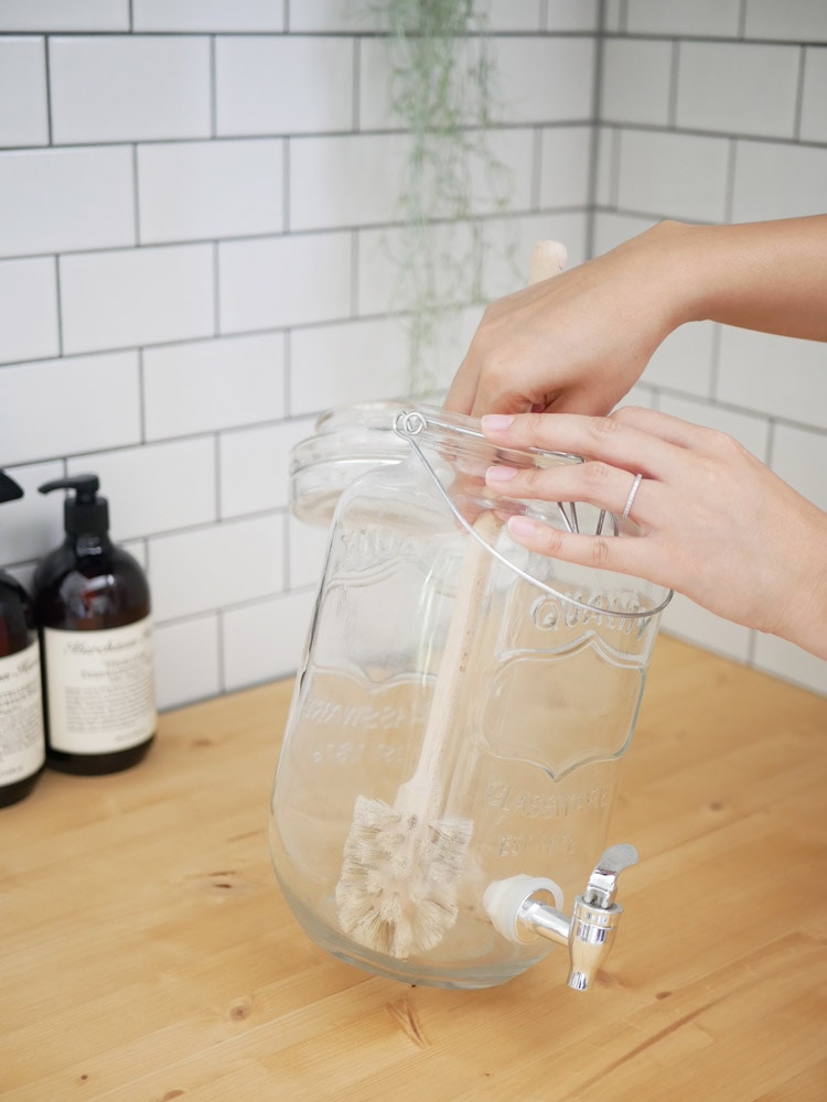 テーブルに並んだガラスボトルや食器の写真