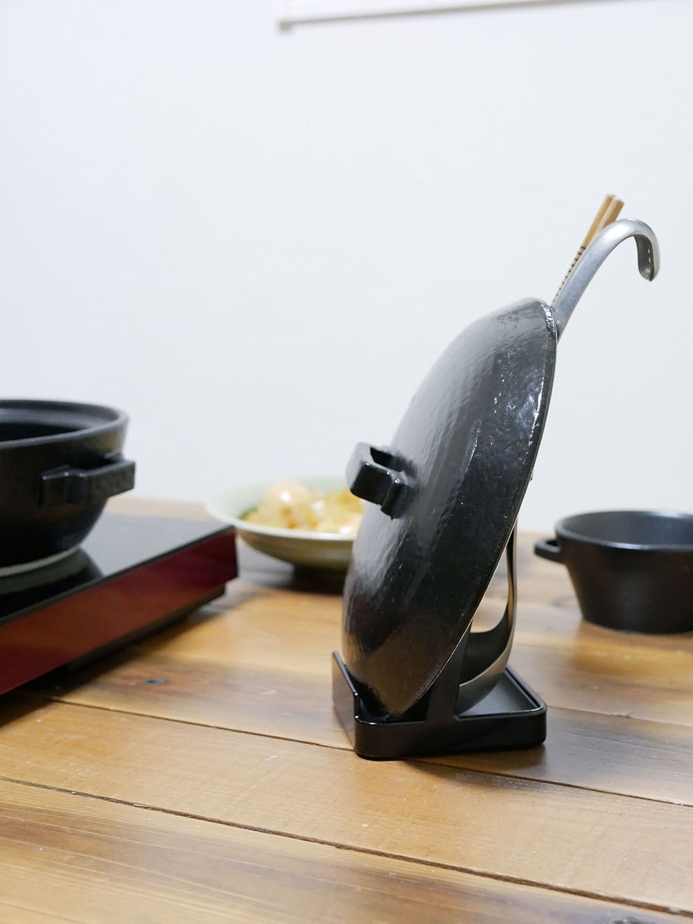 YAMAZAKIの【tower/トスカ】お玉＆鍋ふたスタンド。スチールと天然木を使用したキッチン用調理器具整理スタンド