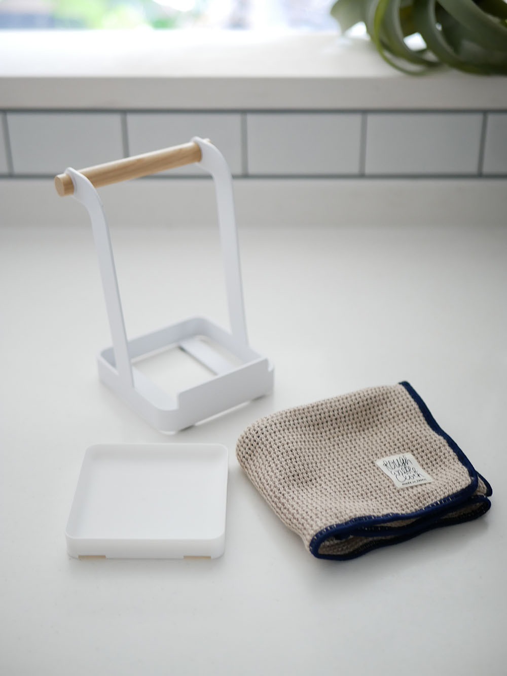 YAMAZAKIの「tower/トスカ」お玉＆鍋ふたスタンド、スチール製本体とポリプロピレン製トレイを備えたキッチン用サービングトレイ