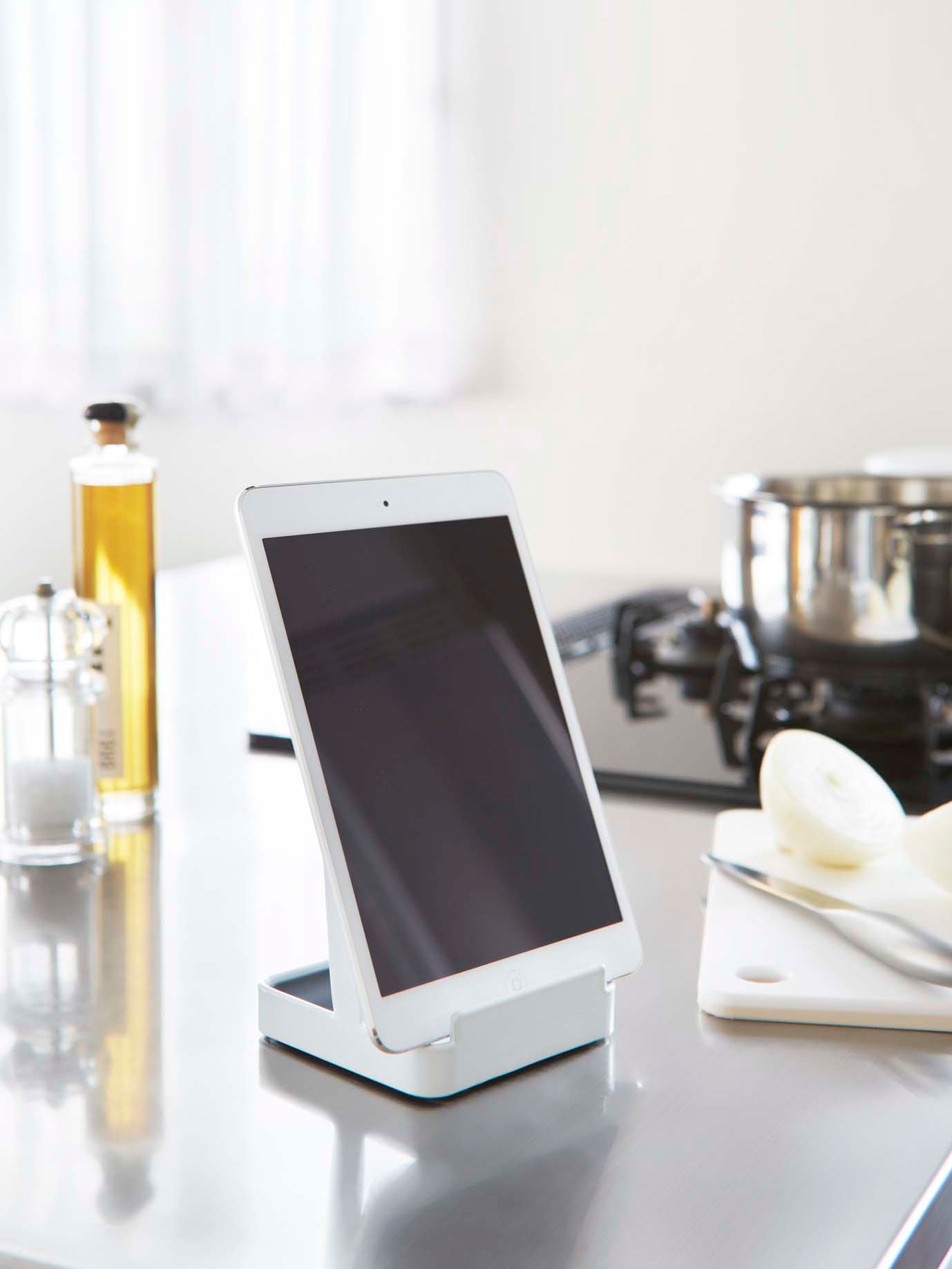 YAMAZAKIの【tower/タワー tosca/トスカ】お玉＆鍋ふたスタンド。ホワイトとブラックのタワーモデルは約10×10×15cm、トスカモデルは約12×11×16cmで、スチールとポリプロピレン製。キッチンで調理器具を整理するスタンドです。