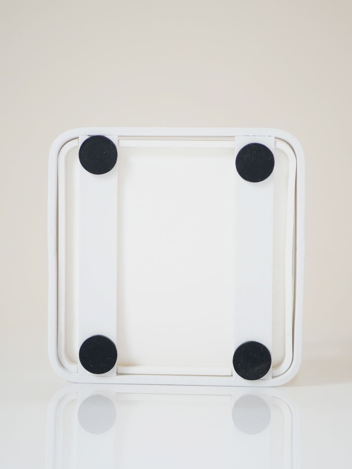 YAMAZAKIのtowerシリーズ、お玉と鍋ふたを収納するスチールとポリプロピレン製キッチンスタンド