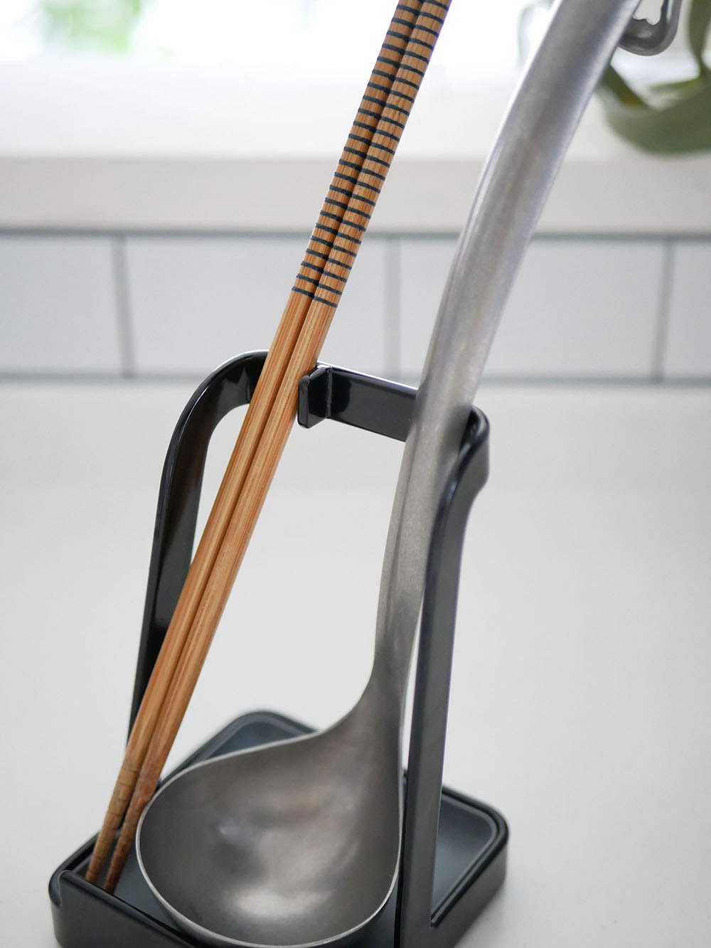 YAMAZAKIの【tower/タワー tosca/トスカ】お玉＆鍋ふたスタンド。スチールと天然木を使用したキッチン用調理器具収納スタンド。