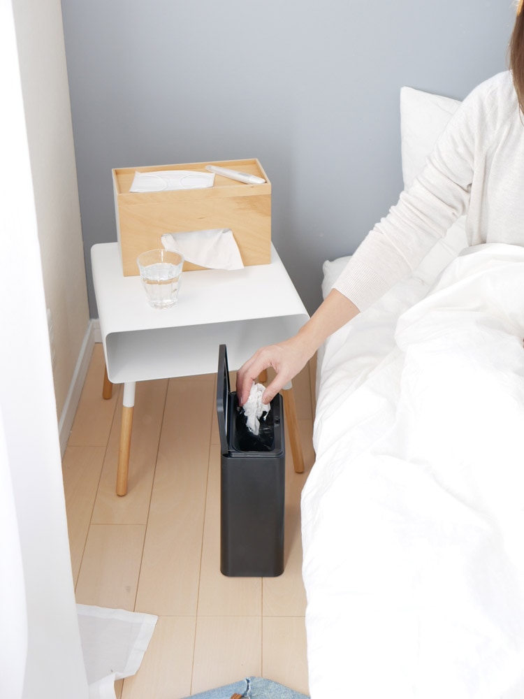 ideacoの密封容器型衛生ゴミ箱が机の上に置かれた様子