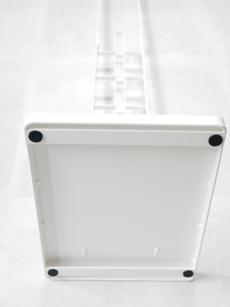 タワーのシルバーとプラスチック製コードレスクリーナースタンド