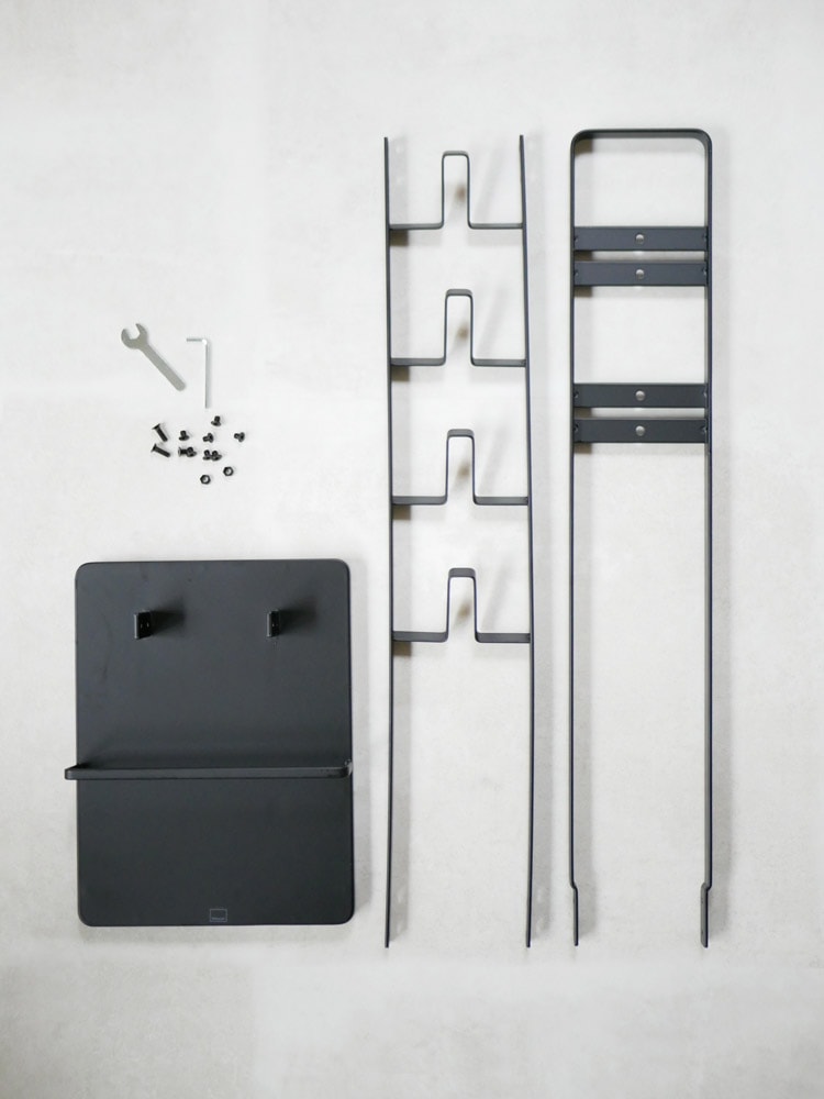 タワーのグレー金属製コードレスクリーナースタンド、壁掛けブラケット付き