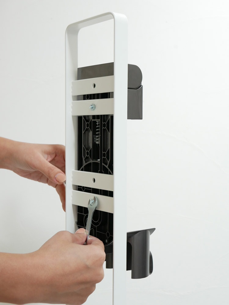 タワー製銀色スチールのダイソンコードレスクリーナースタンド、壁掛け可能なデザイン