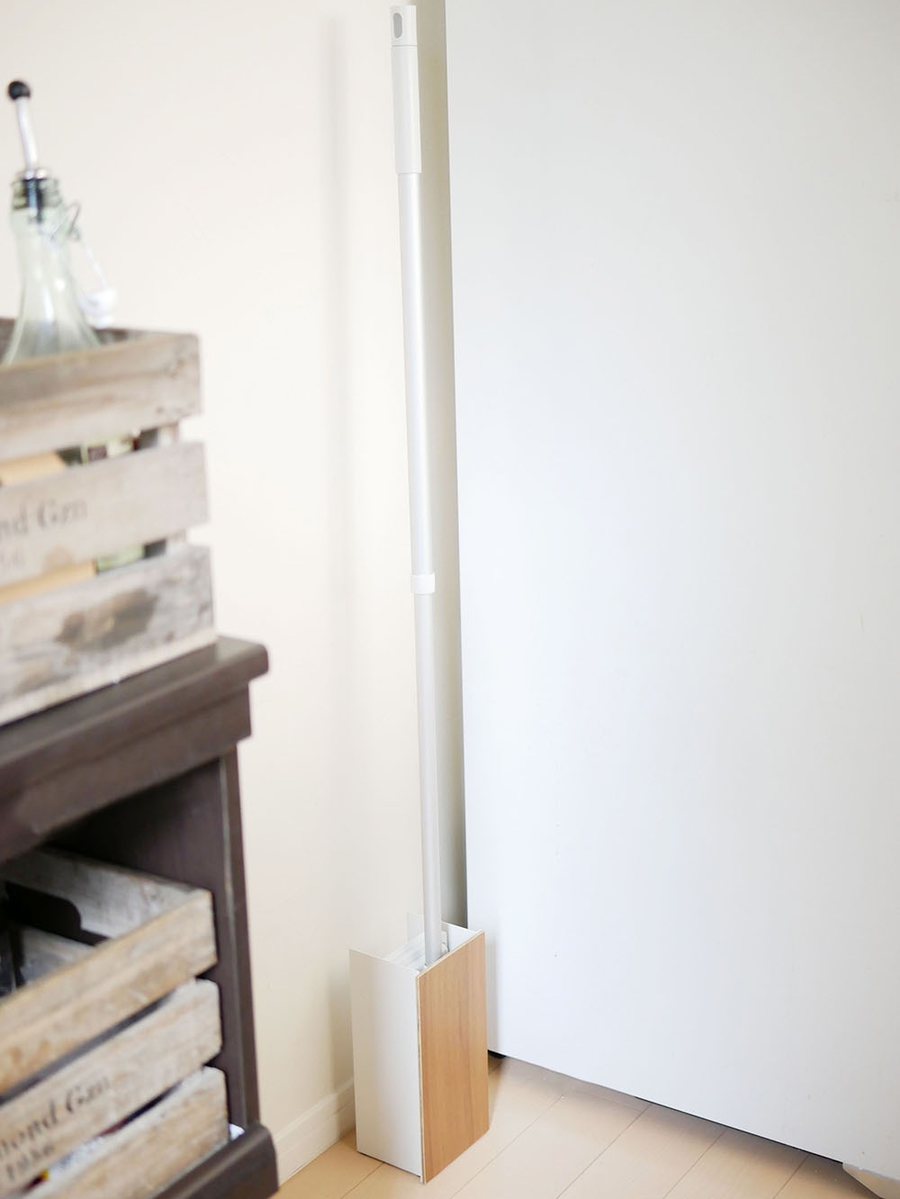 YAMAZAKIのRIN/リン フローリングワイパースタンド。スチールと天然木積層合板製で、サイズは約13×10.5×26cm。