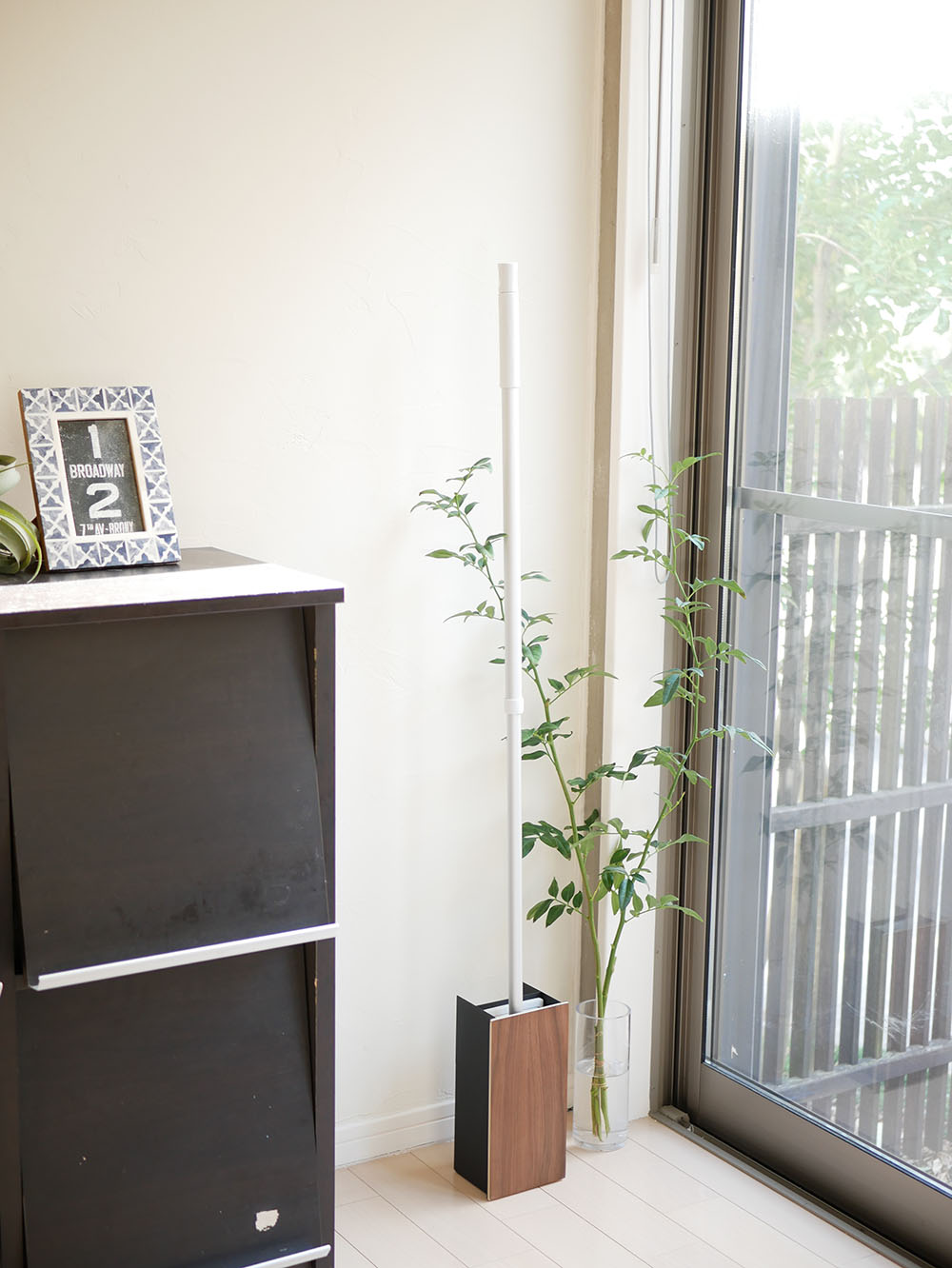 YAMAZAKI製【RIN/リン】フローリングワイパースタンド、スチールと天然木積層合板を使用した約13×10.5×26cmのスタイリッシュなデザイン